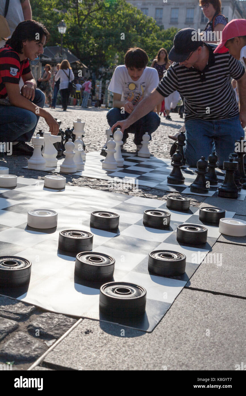 France, Paris, street-projets d'échecs et au Centre Pompidou Beaubourg. Banque D'Images