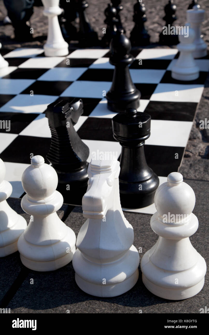 France, Paris, street chess joué au Centre Pompidou Beaubourg. Banque D'Images