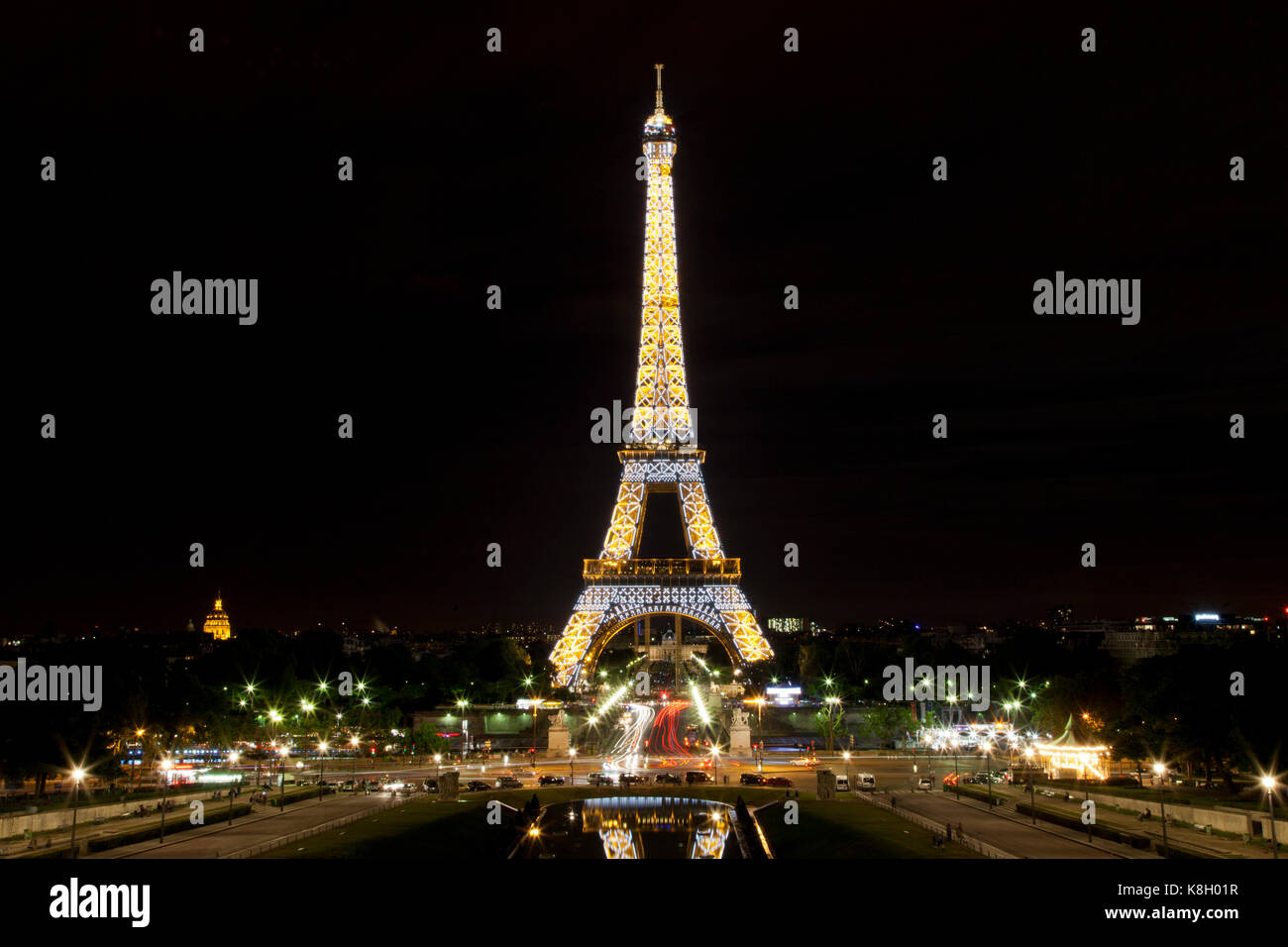 France, Paris, la tour Eiffel la nuit. Banque D'Images