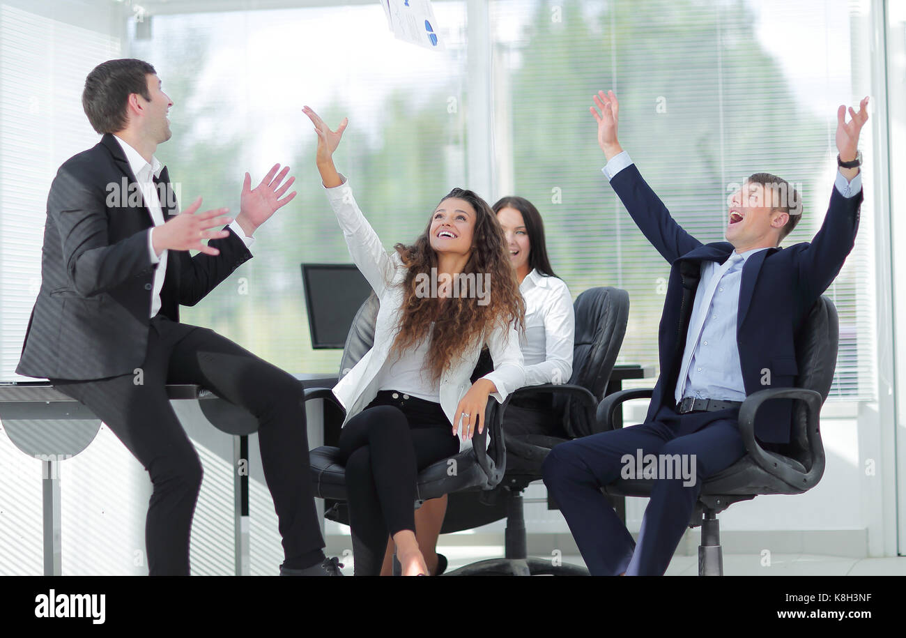 L'équipe d'affaires à célébrer leur victoire. Banque D'Images