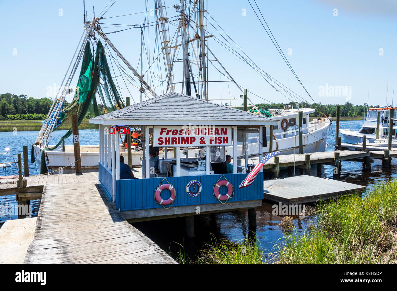 Caroline du Nord,NC,Calabash,Calabash River,ville de pêche,poisson frais,crevettes,à vendre,cabane,bateau de pêche,quai,NC170518005 Banque D'Images