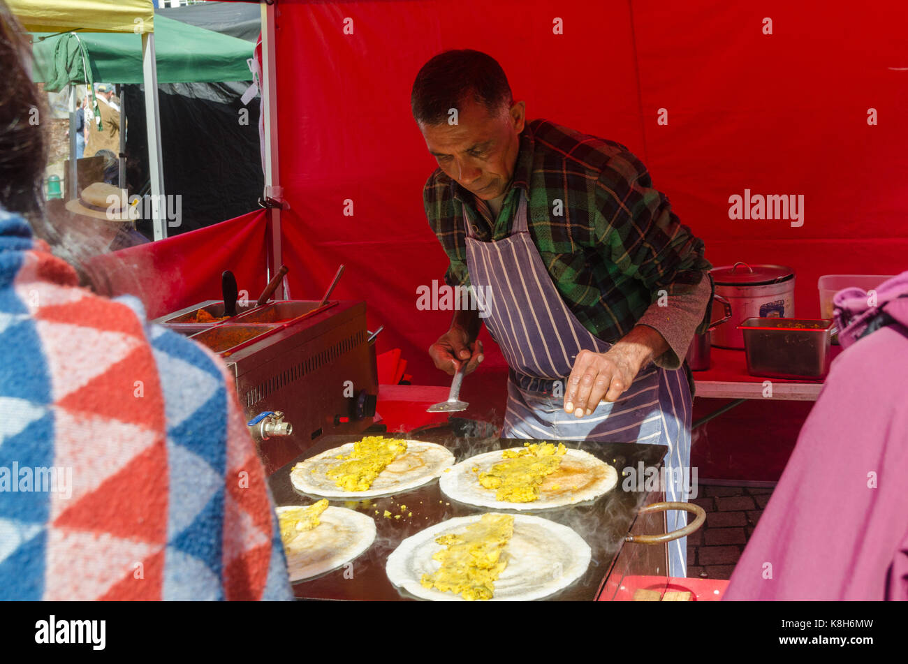 Vendeurs de nourriture à la bonne nourriture de Totnes marché qui fonctionne sur le troisième dimanche de chaque mois Banque D'Images