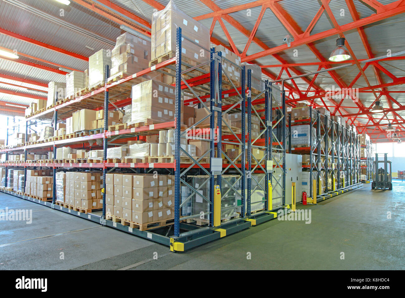 Système de rayonnage mobile face à l'entrepôt de distribution Banque D'Images