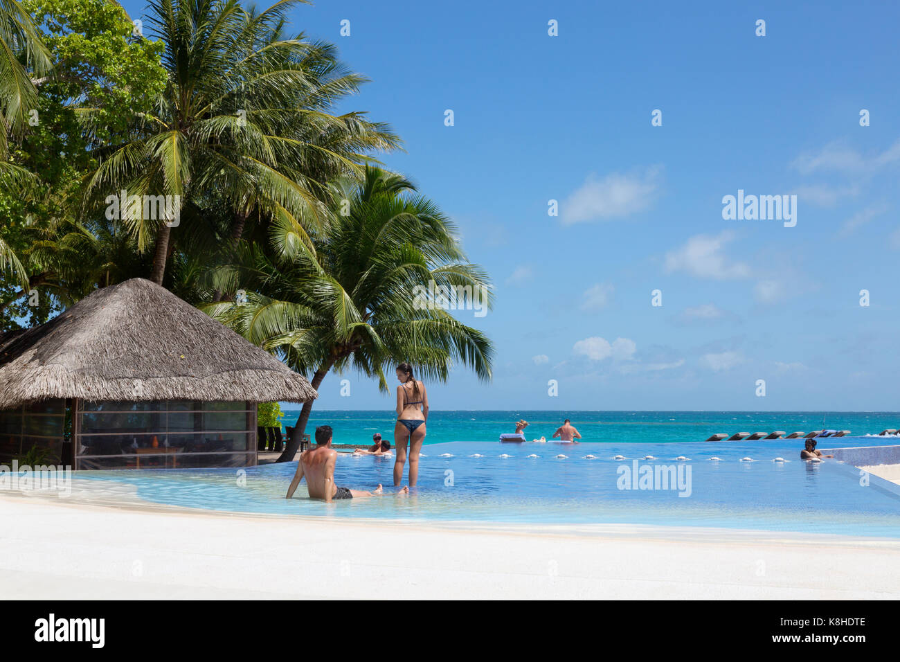 Maldives Resort - les gens dans la piscine, l'hôtel Kuramathi Resort, les Maldives, l'Asie Banque D'Images