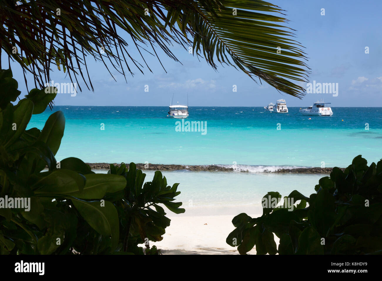 Maldives beach - bateaux sur l'eau, Kuramathi resort hotel, les Maldives, l'Asie Banque D'Images