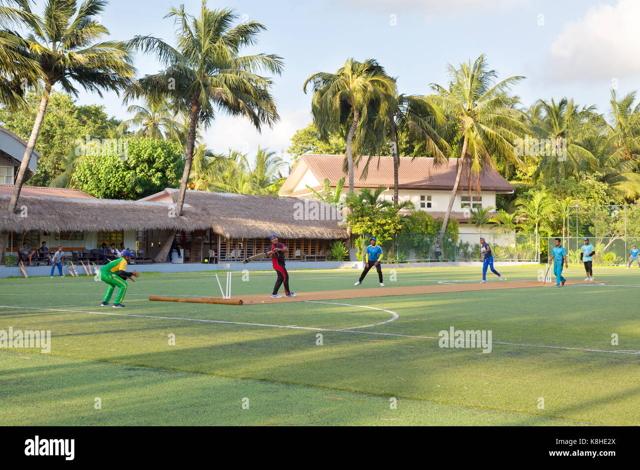 Les populations locales à jouer au cricket, Kuramathi island, les Maldives, l'Asie Banque D'Images