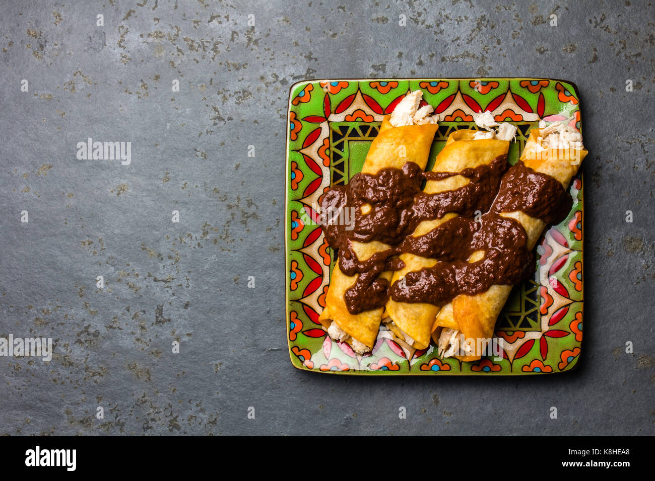 La cuisine mexicaine. Enchiladas au poulet mexicain traditionnel avec salsa chocolat épicé mole poblano. Les enchiladas de sauce moole de Puebla, Mexique. Banque D'Images