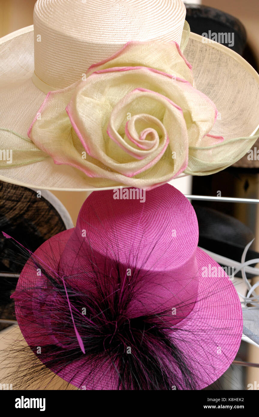 Un chapeau boutique vendant des chapeaux de dames en rose et ivoire avec des  articles embelishments pour mariages et occasions spéciales. modistes chapeaux  et de vente au détail Photo Stock - Alamy
