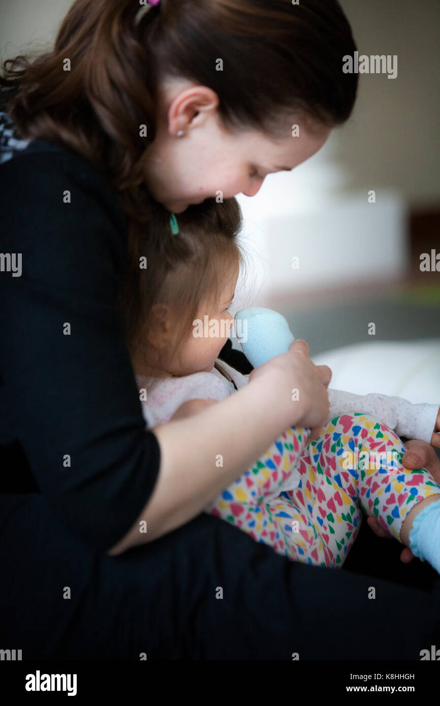 Le parent et l'enfant la pratique du yoga Banque D'Images