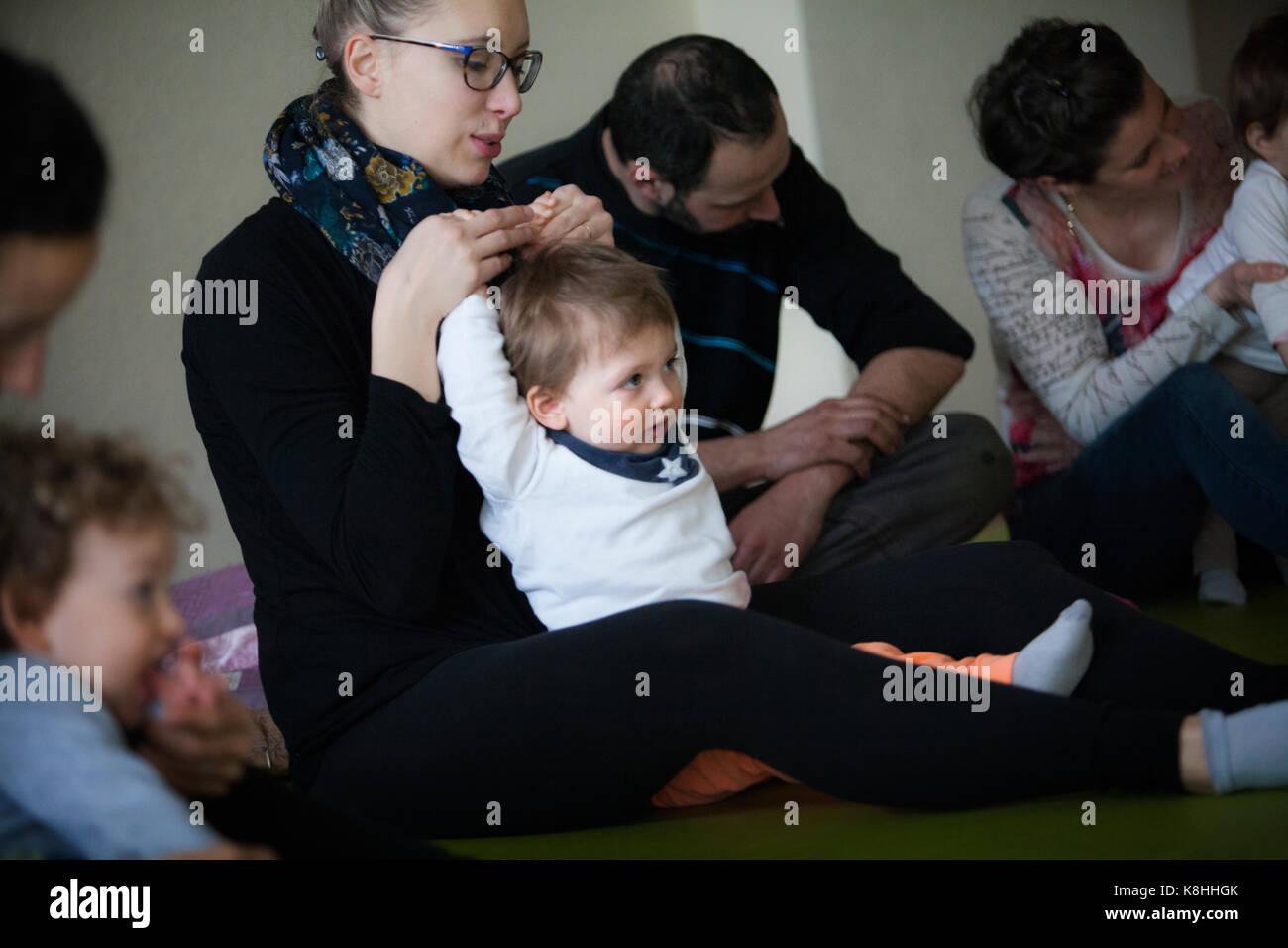 Le parent et l'enfant la pratique du yoga Banque D'Images