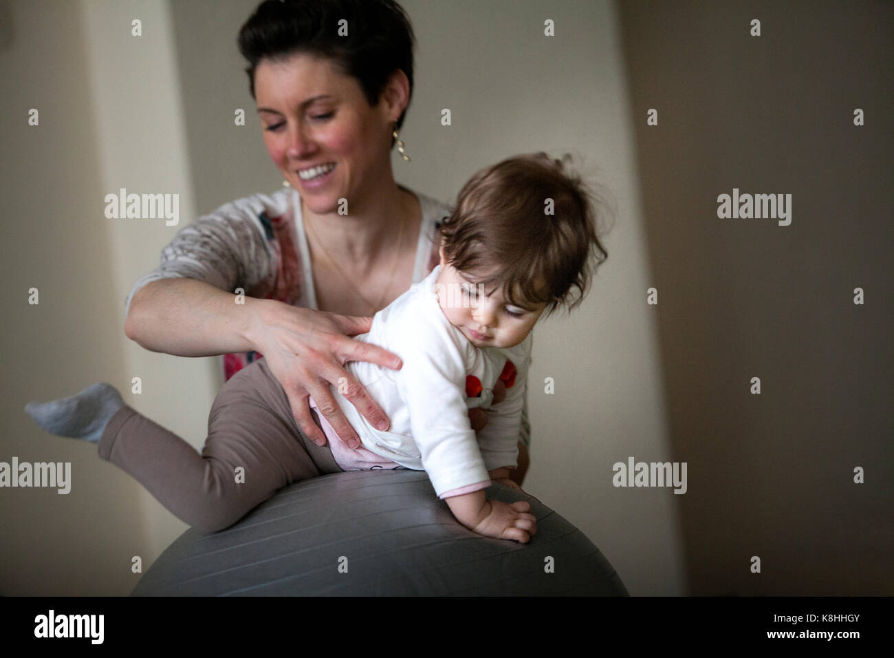 Le parent et l'enfant la pratique du yoga Banque D'Images