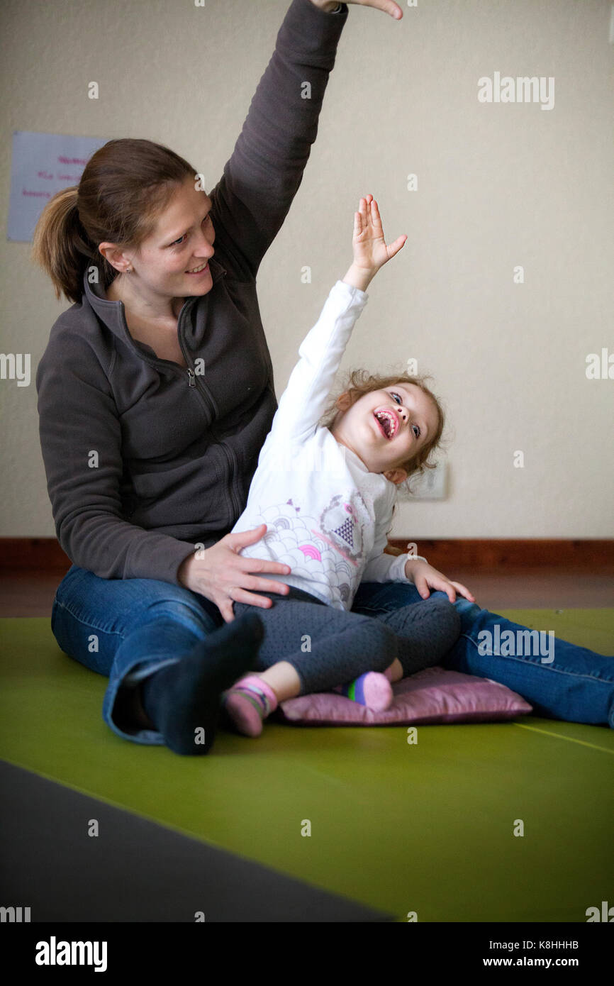 Le parent et l'enfant la pratique du yoga Banque D'Images
