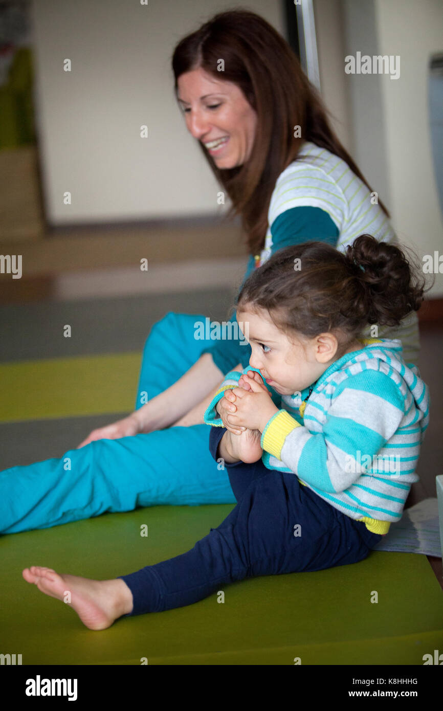 Le parent et l'enfant la pratique du yoga Banque D'Images