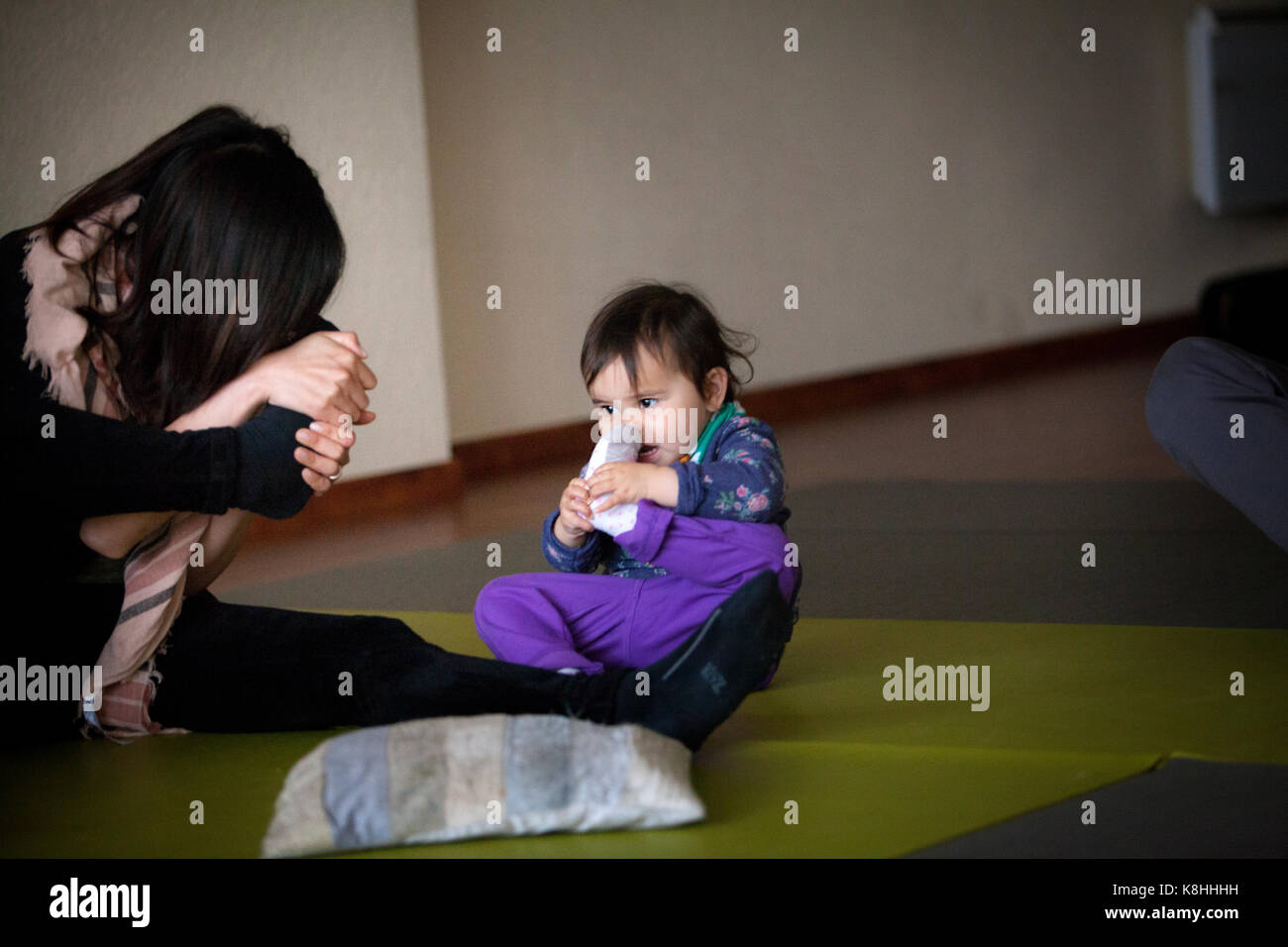 Le parent et l'enfant la pratique du yoga Banque D'Images