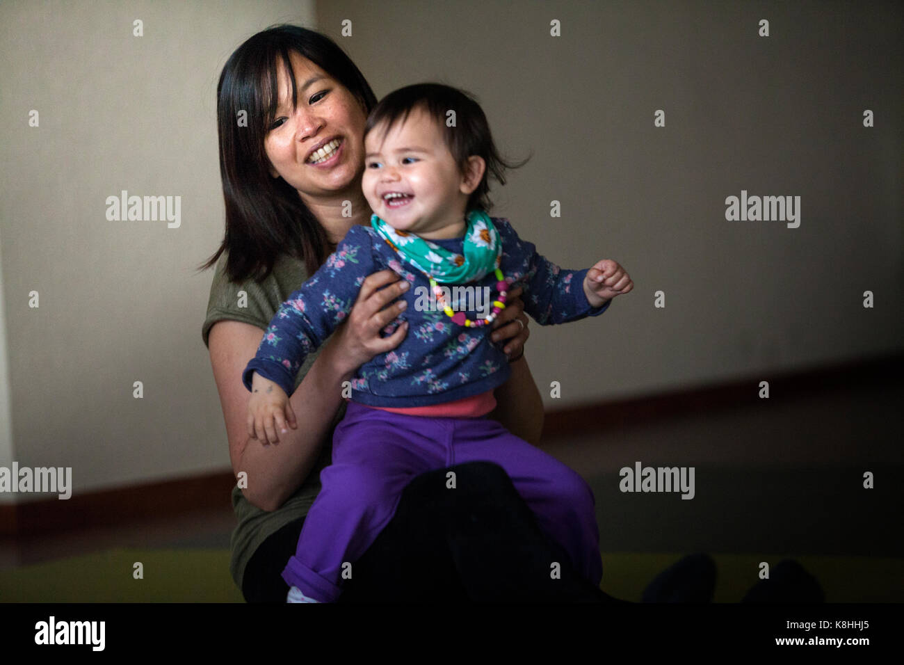 Le parent et l'enfant la pratique du yoga Banque D'Images