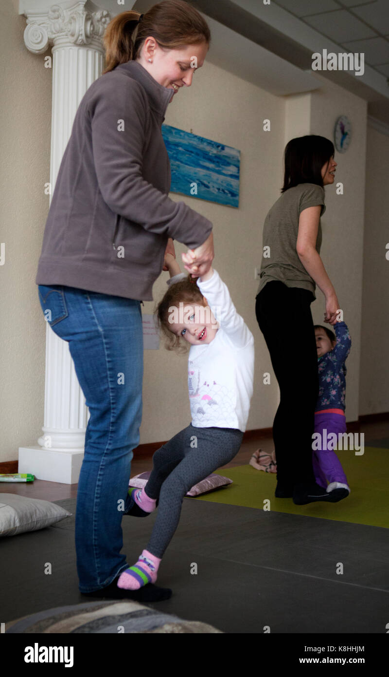 Le parent et l'enfant la pratique du yoga Banque D'Images