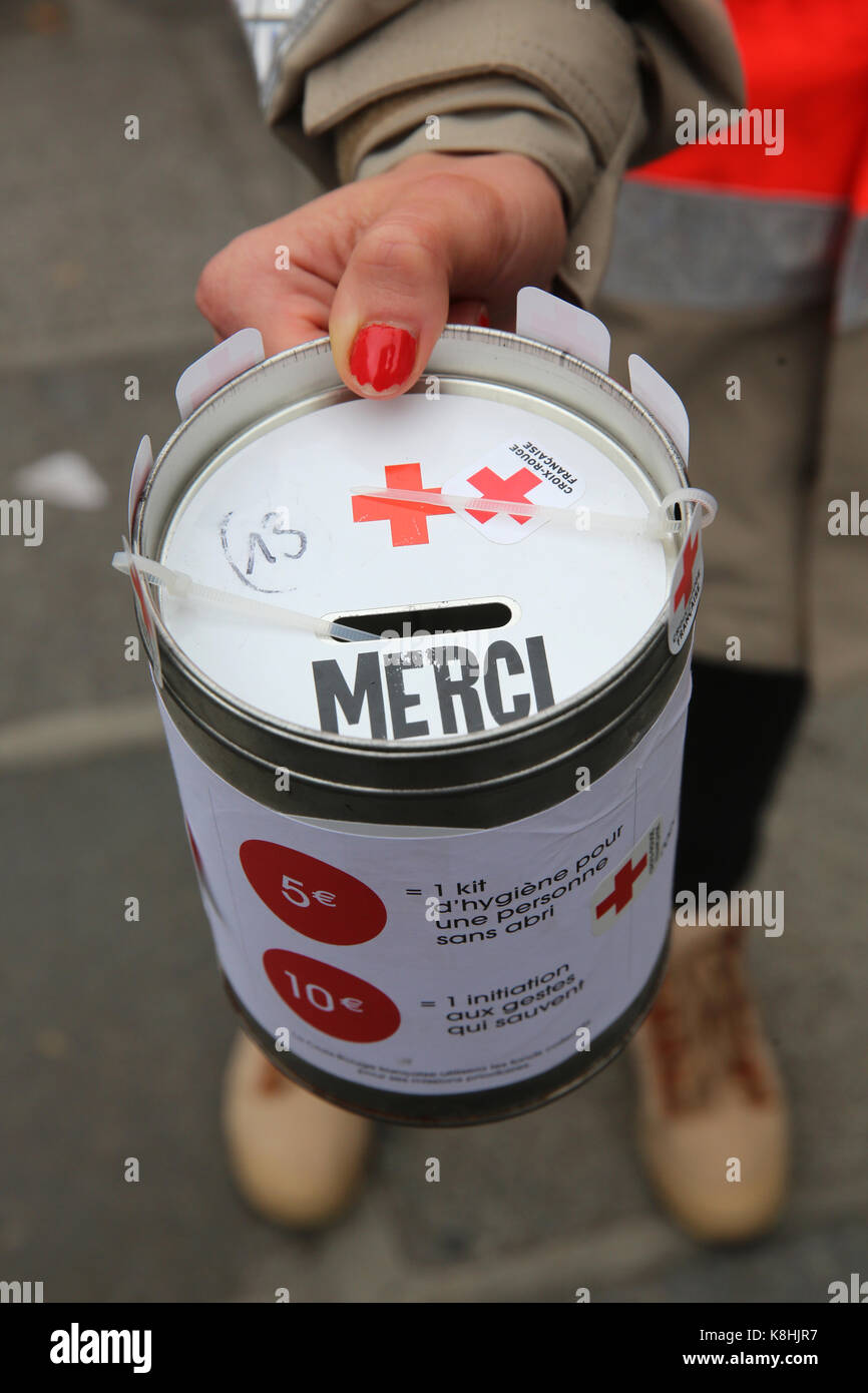Boîte de dons Croix rouge. france. Banque D'Images