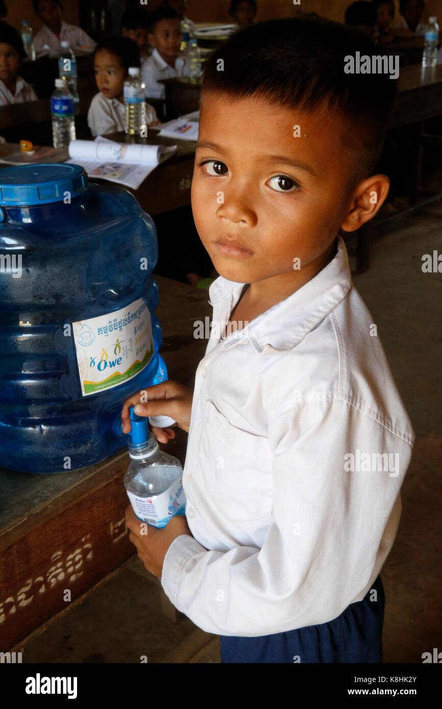 Les enfants dans une école où ils ont accès à l'eau potable à travers 1001 fontaines. le Cambodge. Banque D'Images