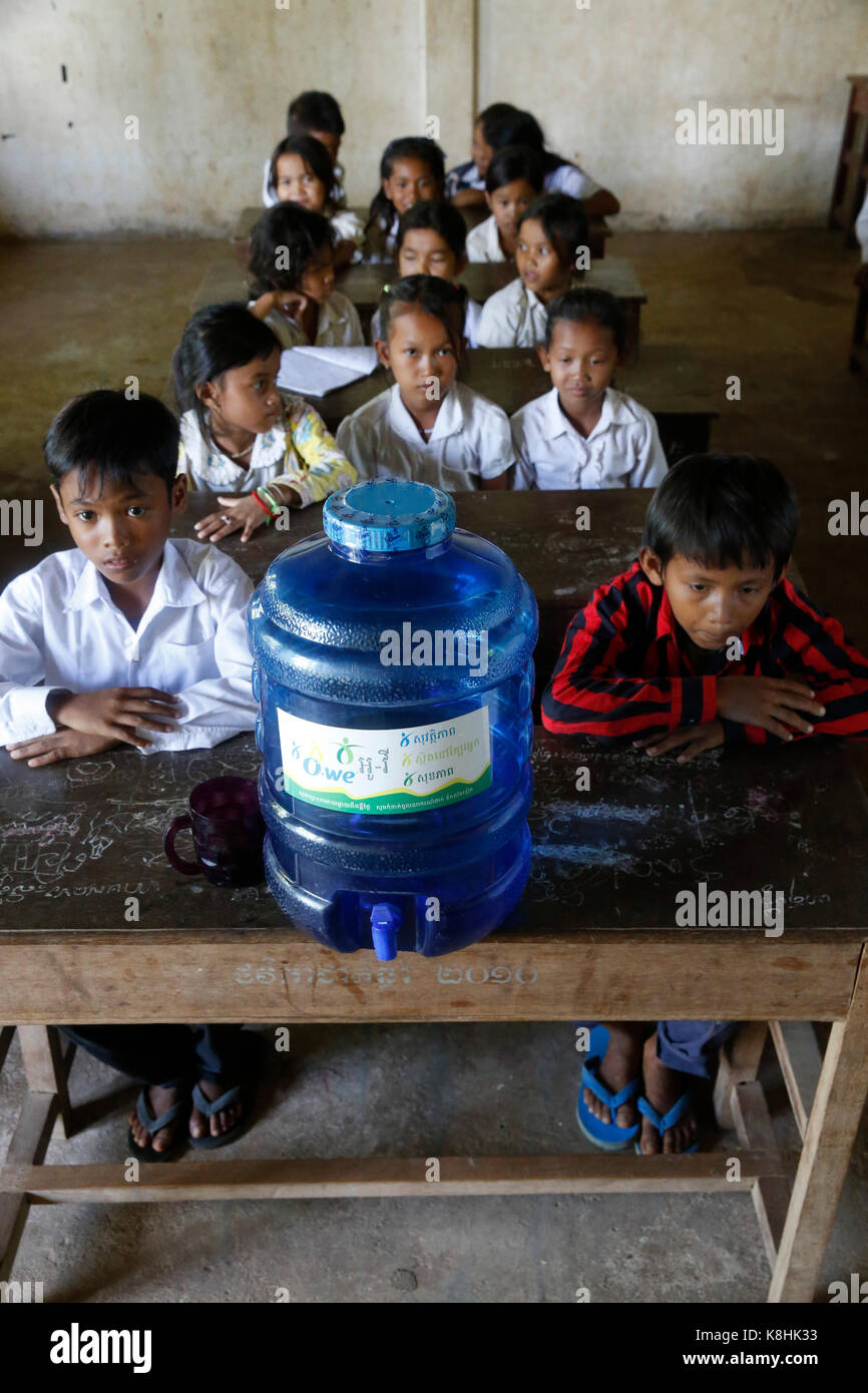 Les enfants dans une école où ils ont accès à l'eau potable à travers 1001 fontaines. le Cambodge. Banque D'Images