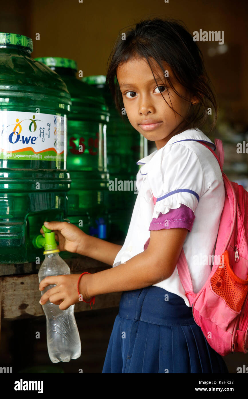 Enfant dans une école avec accès à l'eau potable grâce à 1001 fontaines social business. cambodge. Banque D'Images