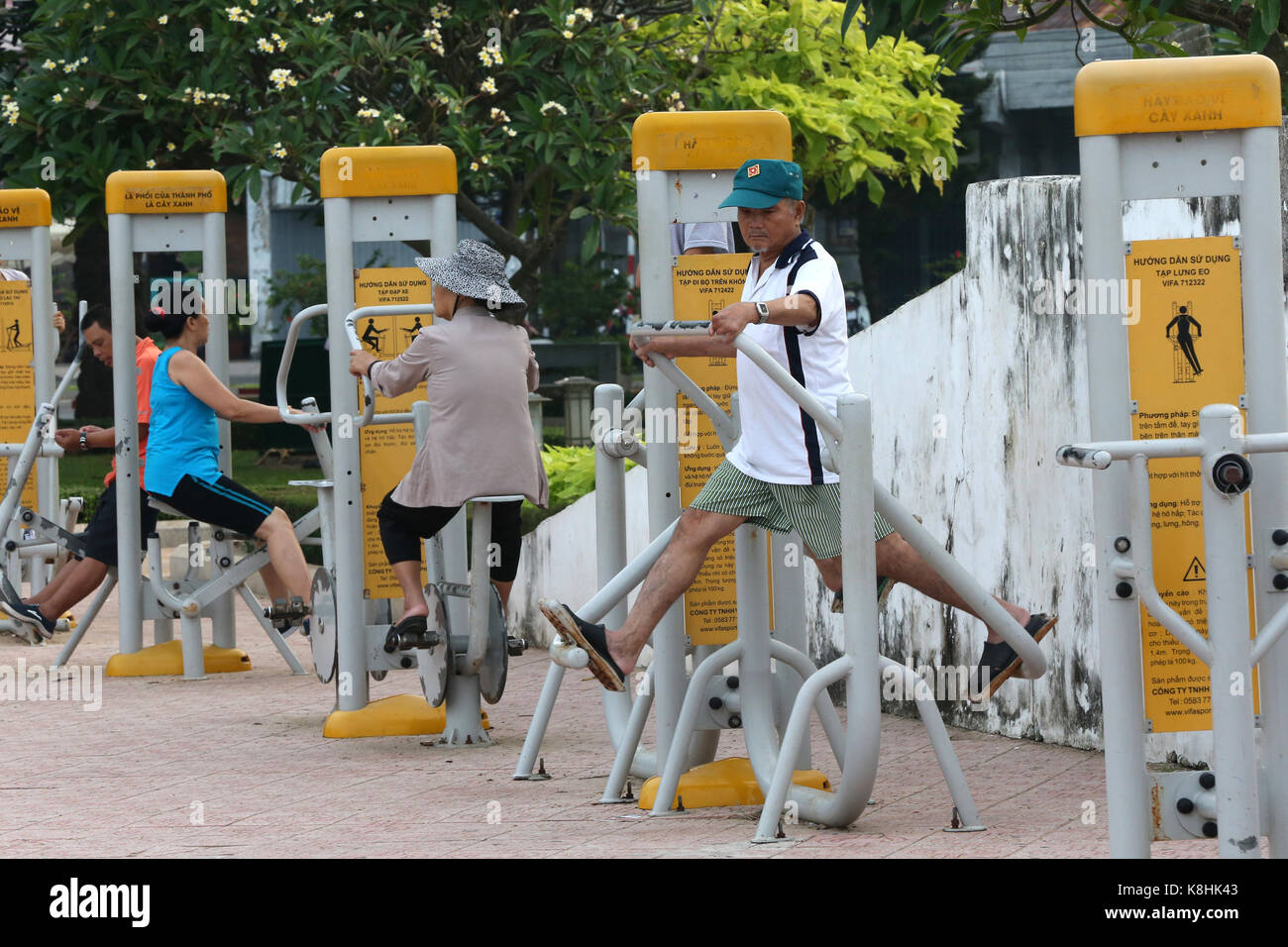 Les personnes qui font de l’exercice le matin à vung tau. vietnam. Banque D'Images