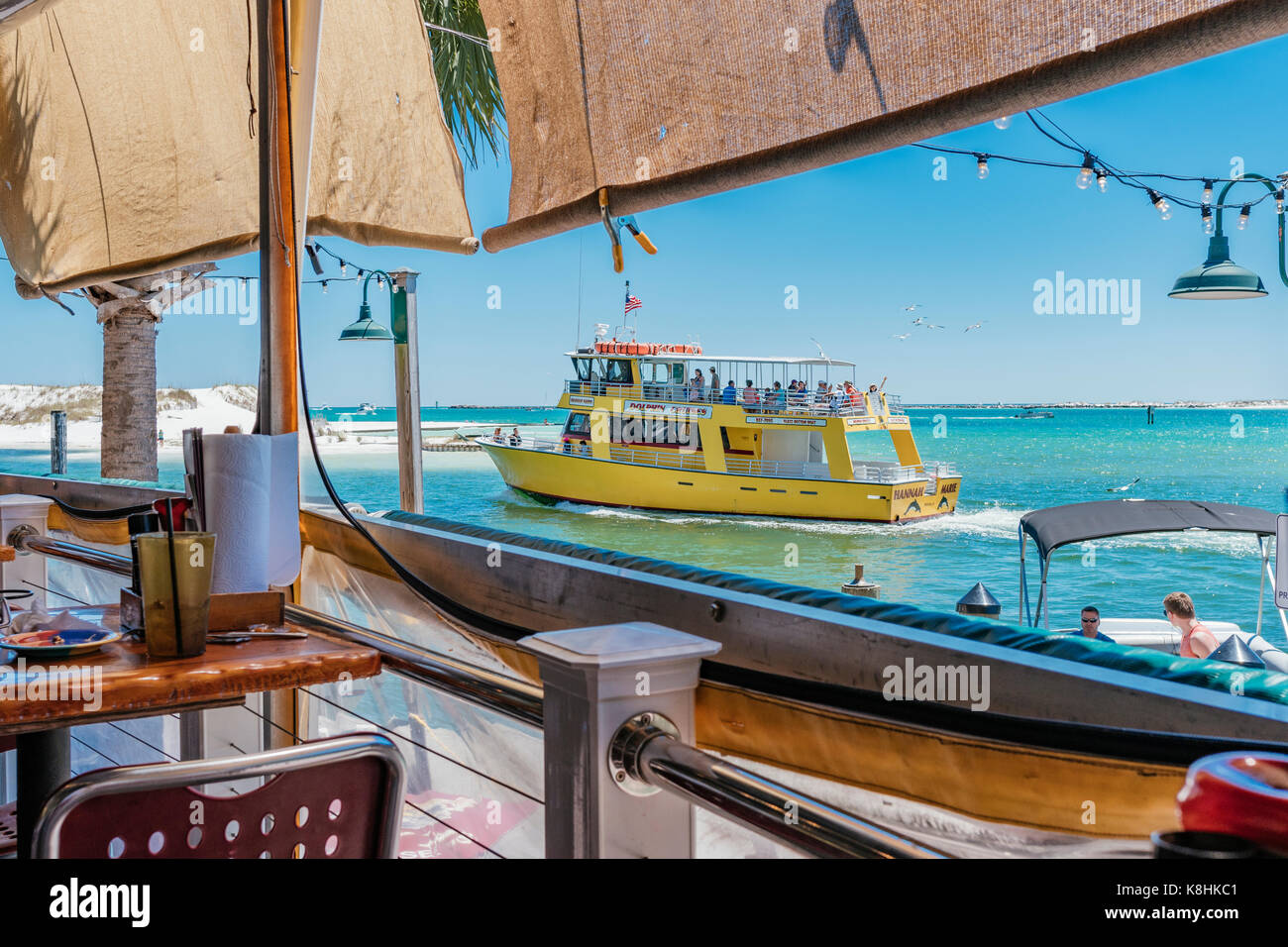 Vue du col de Destin Florida de Harry T's restaurant avec le Dolphin Cruises voile chargé avec les touristes de passage. Banque D'Images