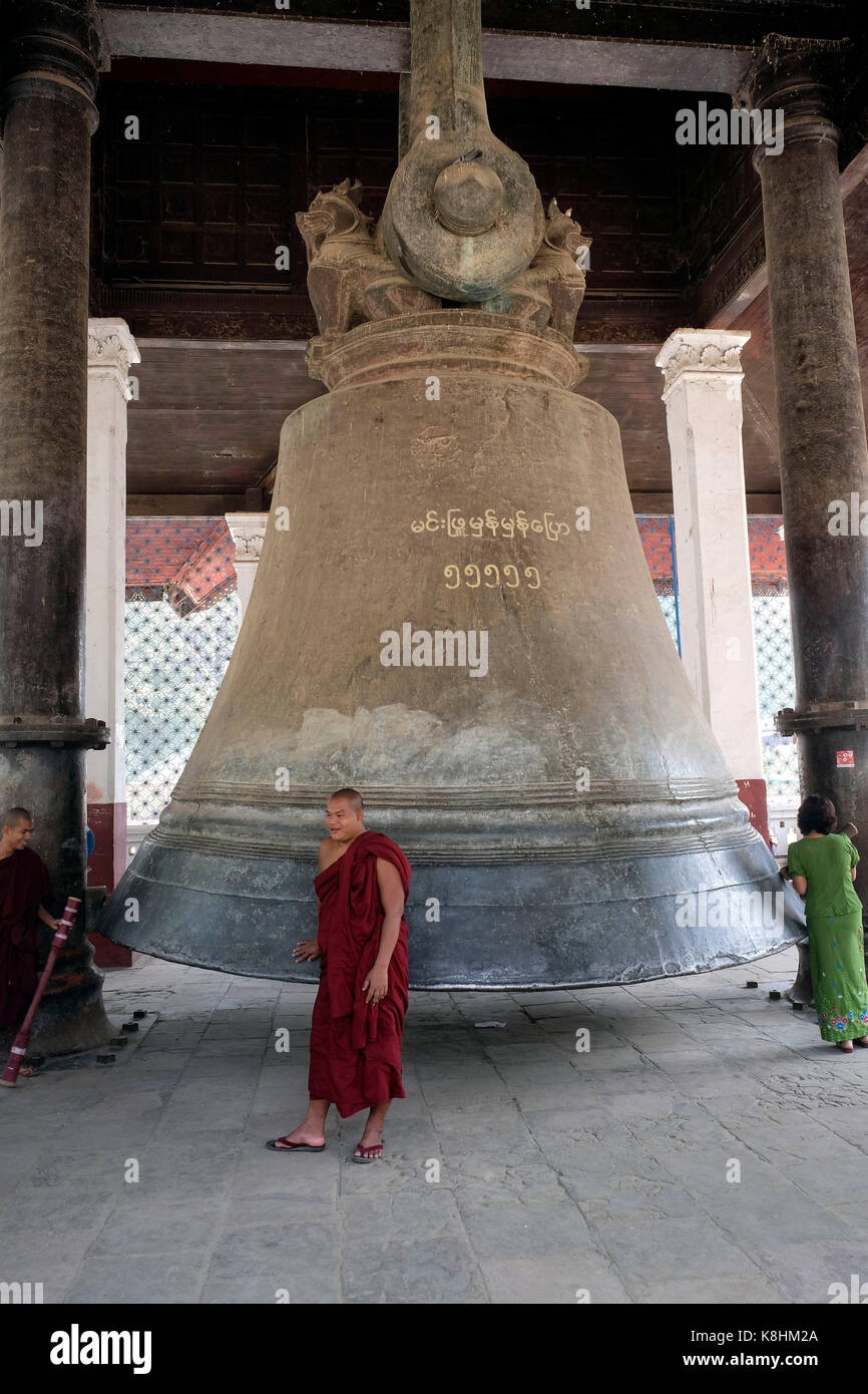 La Birmanie, Myanmar : le moine bouddhiste en face de la cloche de Mingun, l'un des plus gros timbre Banque D'Images