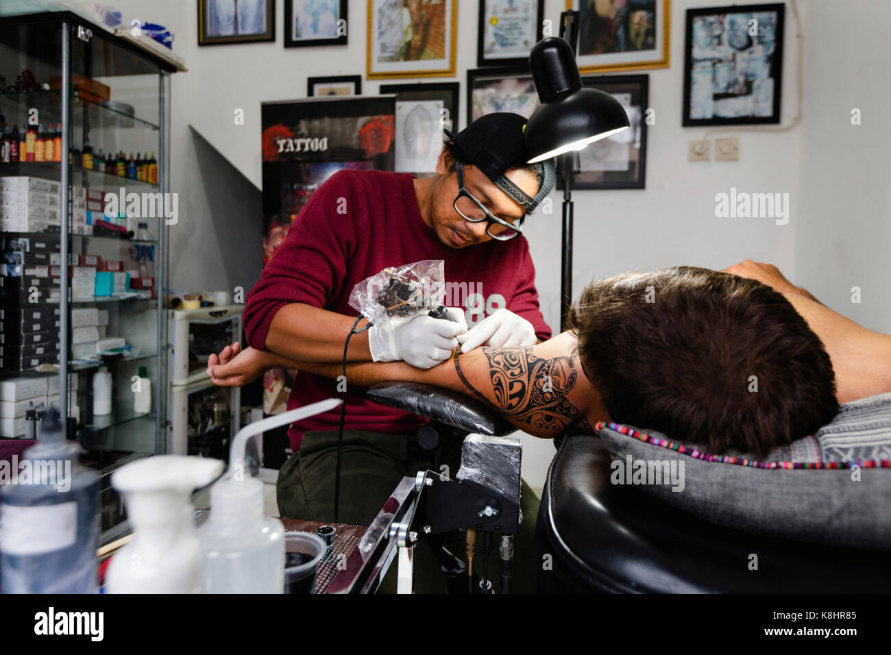Tatoueur le tatouage de l'épaule du client Banque D'Images Tatoueur le tatouage de l'épaule du client Banque D'Images