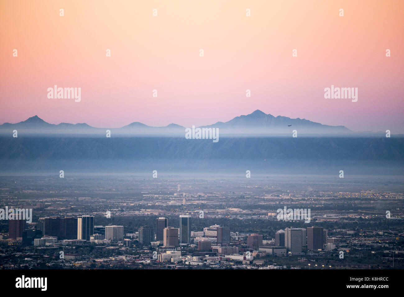 Vue aérienne de la ville contre les montagnes et ciel clair pendant le coucher du soleil Banque D'Images