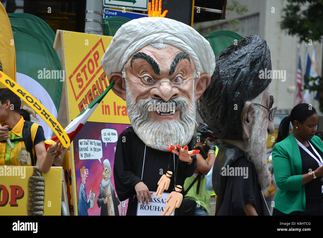 Les gens habillés comme le président iranien Hassan Rohani et ali hosseini khamenei au cours de l'assemblée générale des Nations unies à Manhattan. Banque D'Images