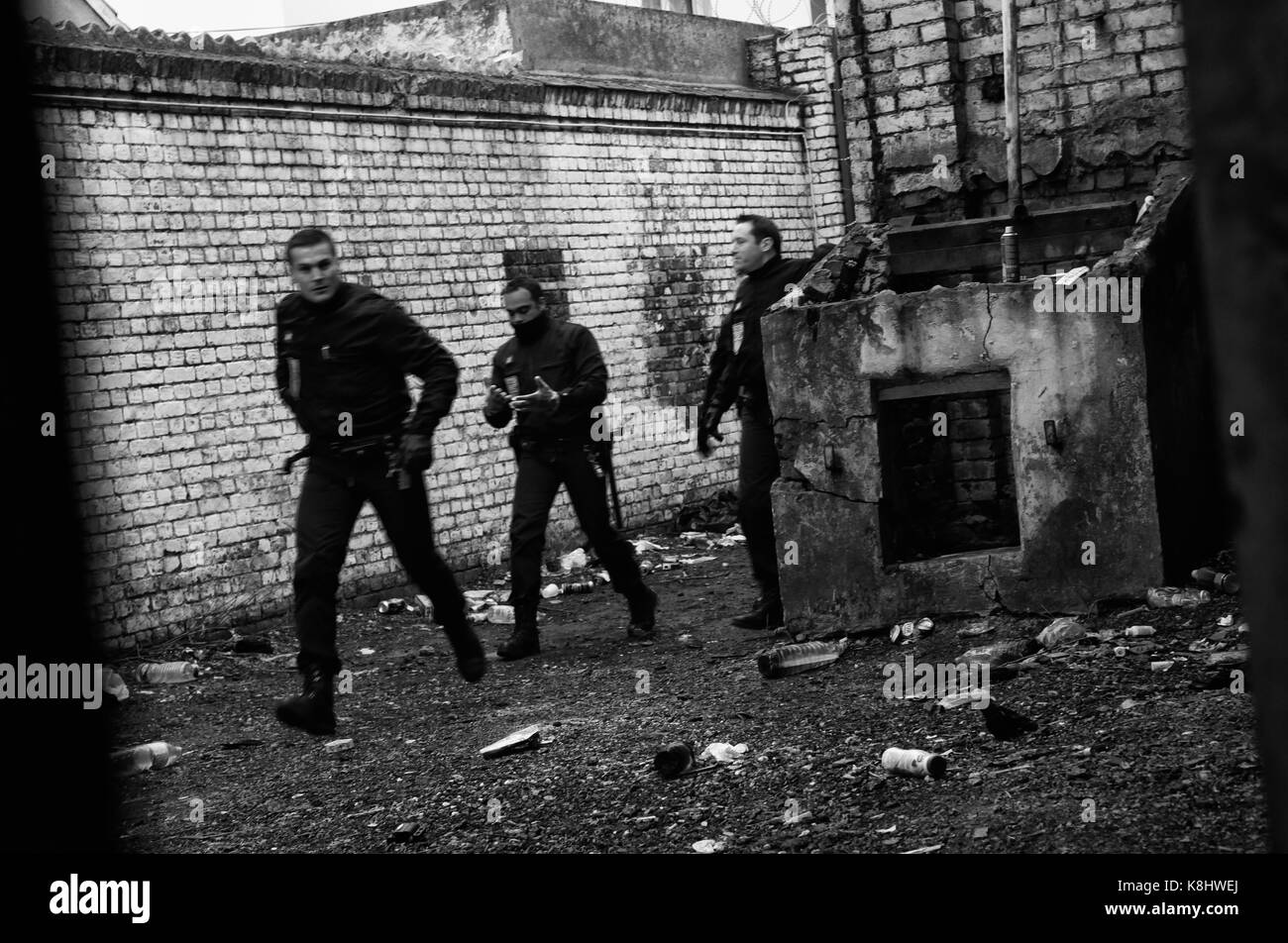 Le raid de la police CRS illégal, entrepôt désaffecté appelé "Africa House" à Calais, France le 19 mars 2010. Les demandeurs d'asile africains utilisent comme maison de l'Afrique Banque D'Images