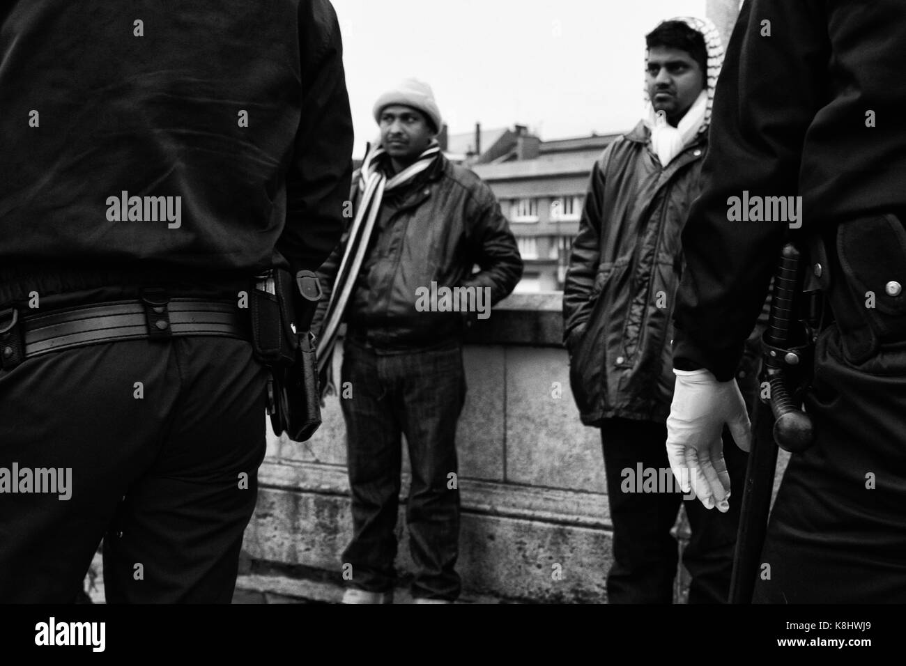 Compagnies de SŽcuritŽ RŽpublicaines (CRS) La police arrête les demandeurs d'asile afghans à Calais, France Samedi, 20 mars 2010. Les demandeurs d'asile de aro Banque D'Images