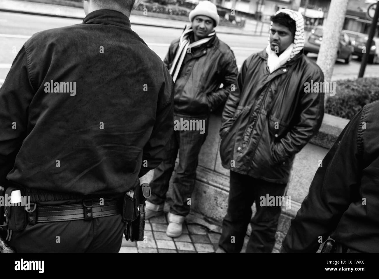 Compagnies de SŽcuritŽ RŽpublicaines (CRS) La police arrête les demandeurs d'asile afghans à Calais, France Samedi, 20 mars 2010. Les demandeurs d'asile de aro Banque D'Images