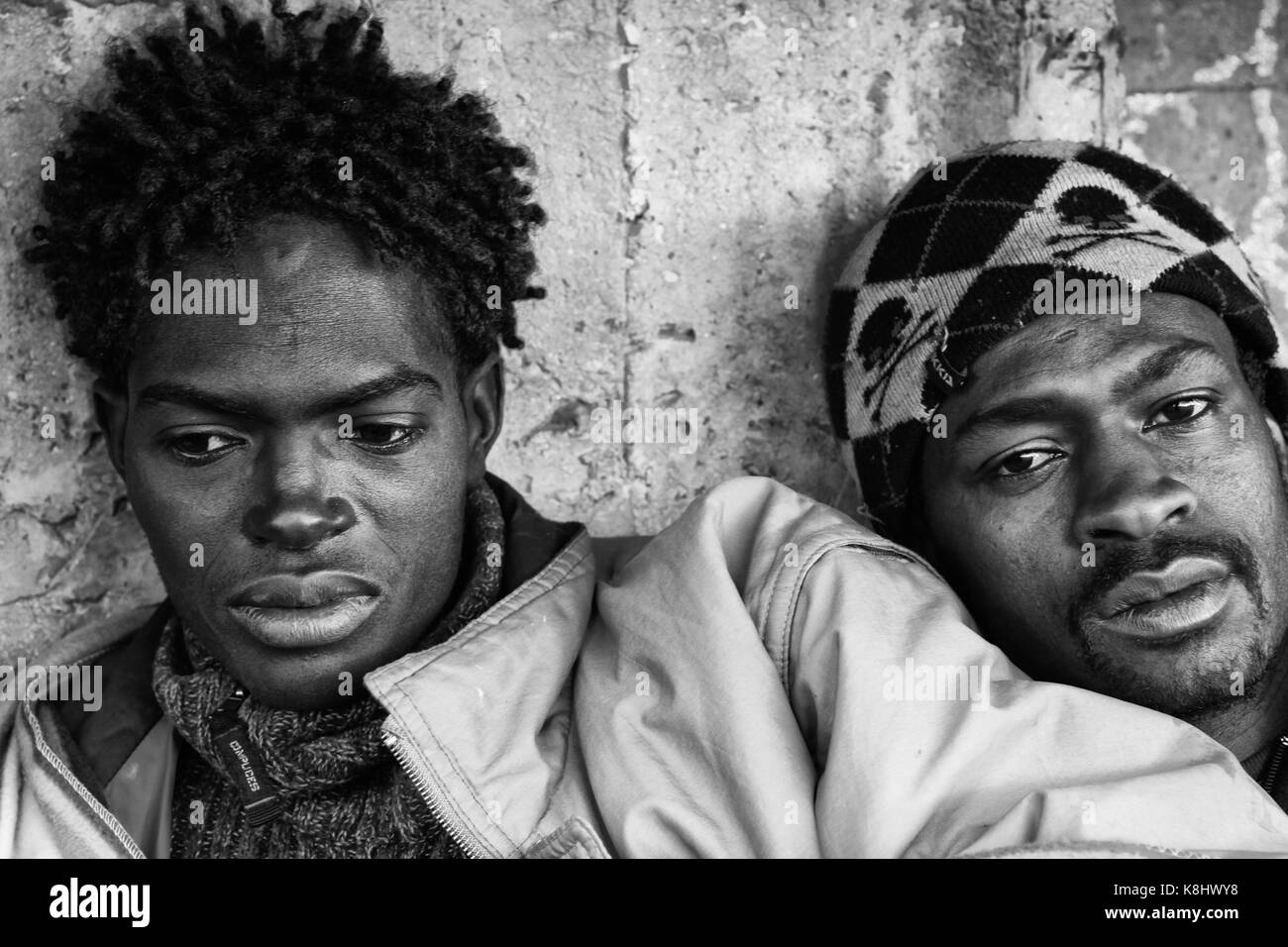 D'asile soudanais se cacher sous une plate-forme ferroviaire comme un raid de police illégal, entrepôt désaffecté appelé "Africa House" à Calais, France en Avril Banque D'Images