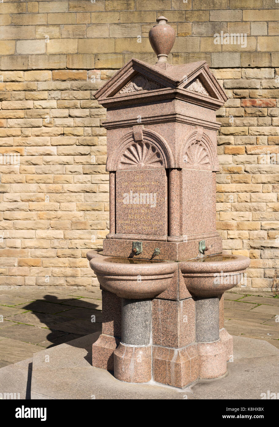 Au début du xxe siècle l'eau potable fontaine commémorant Rebecca McCoy, Maire de Gateshead, Angleterre du Nord-Est, Royaume-Uni Banque D'Images