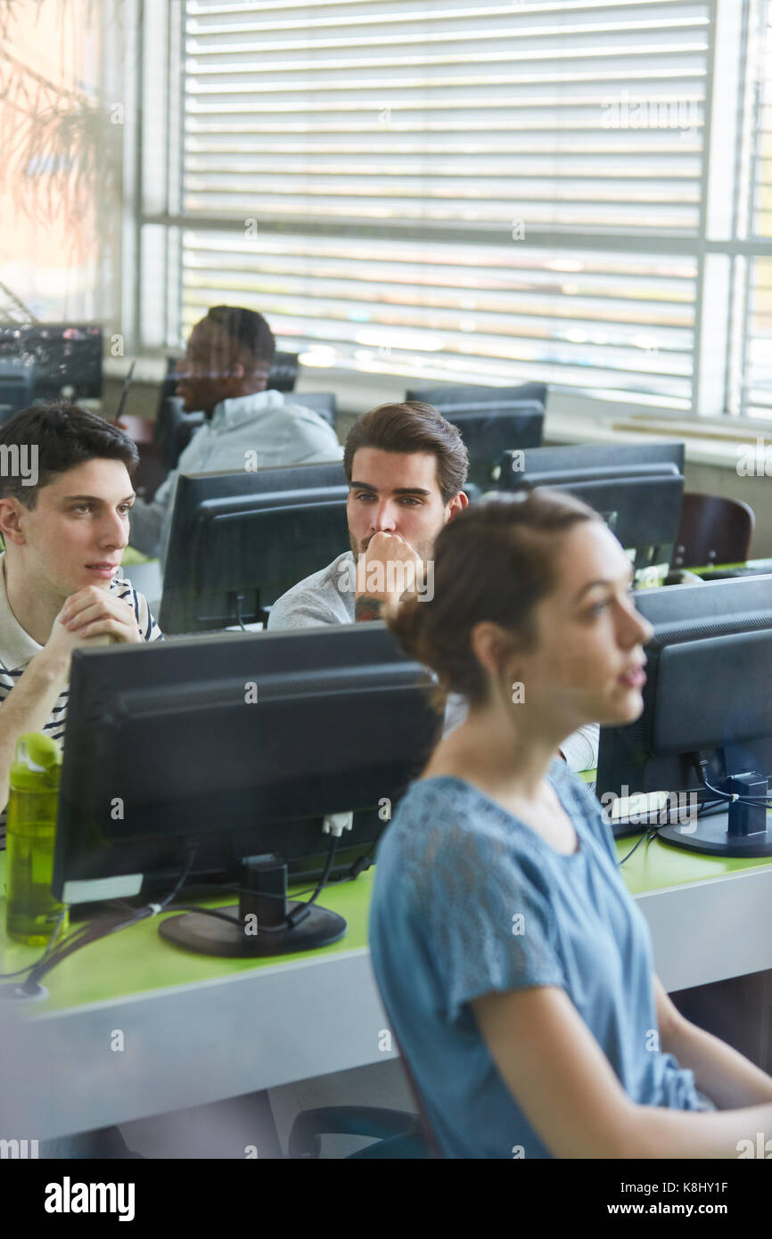 Les étudiants en cours d'apprendre les leçons à ce sujet Banque D'Images