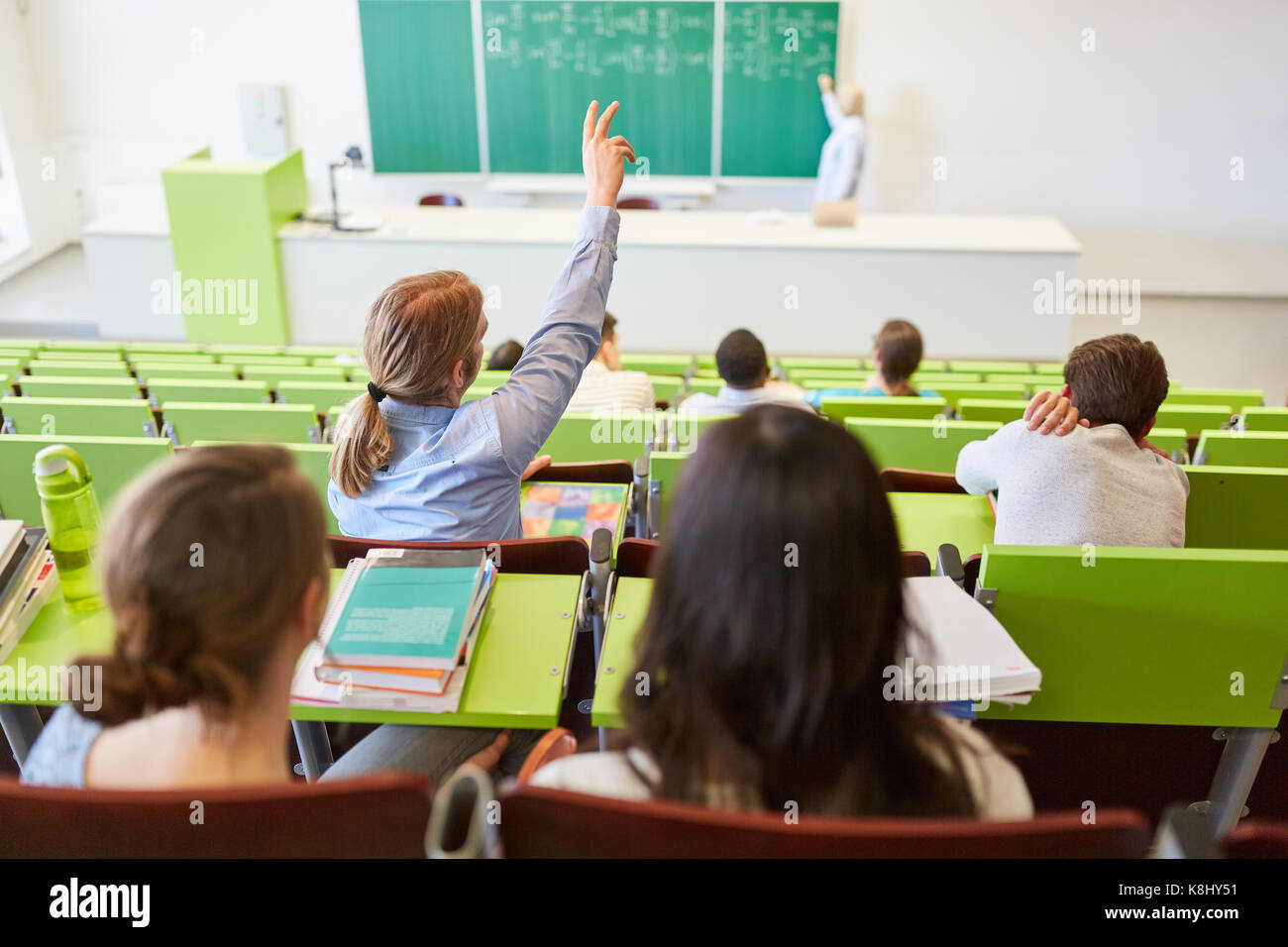Les remontées mécaniques et la main d'étudiants réponses question dans university lecture Banque D'Images