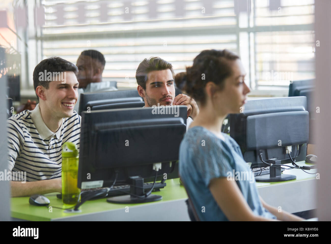 Les élèves à apprendre avec l'ordinateur à un séminaire à l'université Banque D'Images