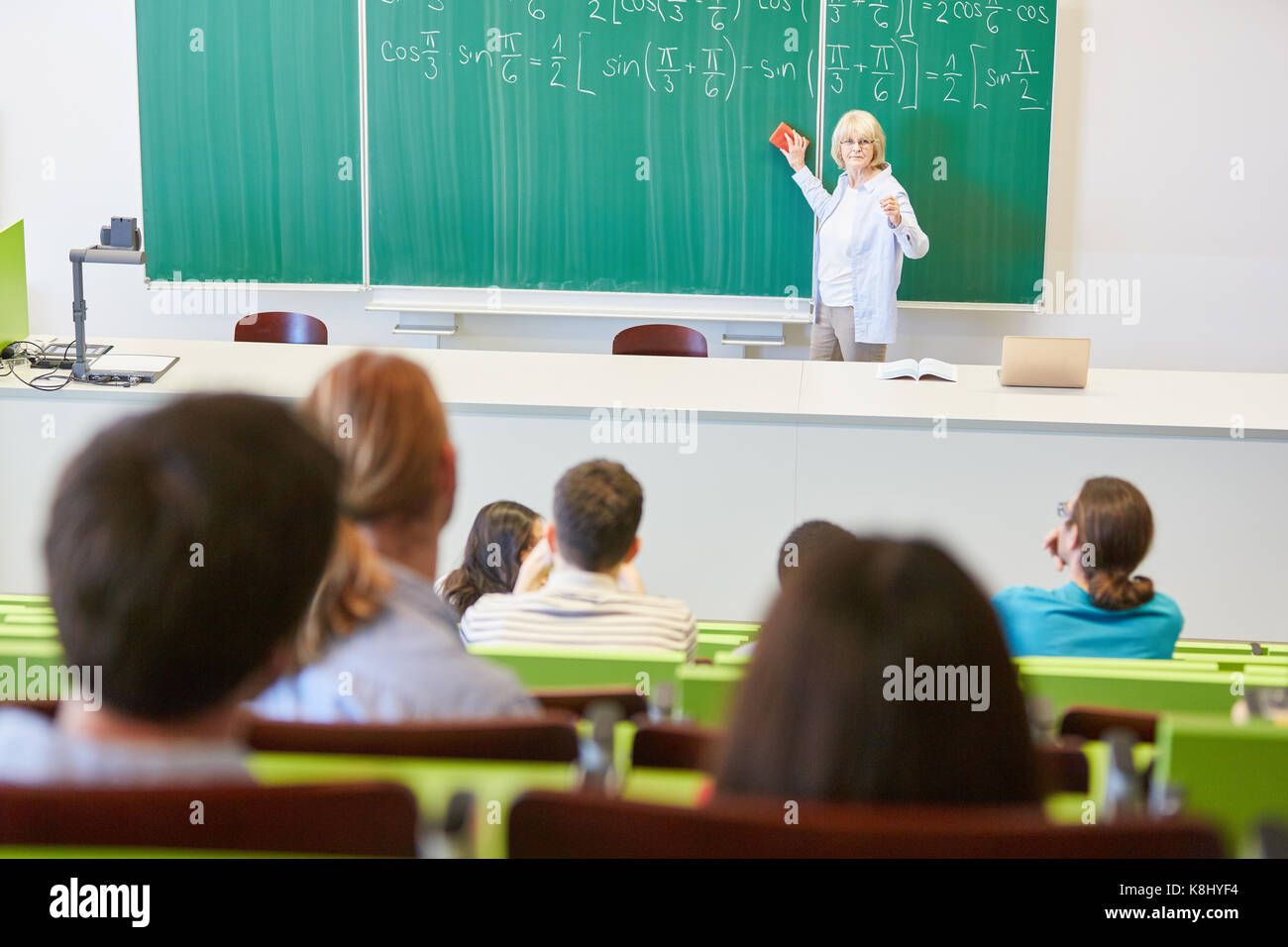 Enseignant à l'université de donner cours de math in lecture hall Banque D'Images