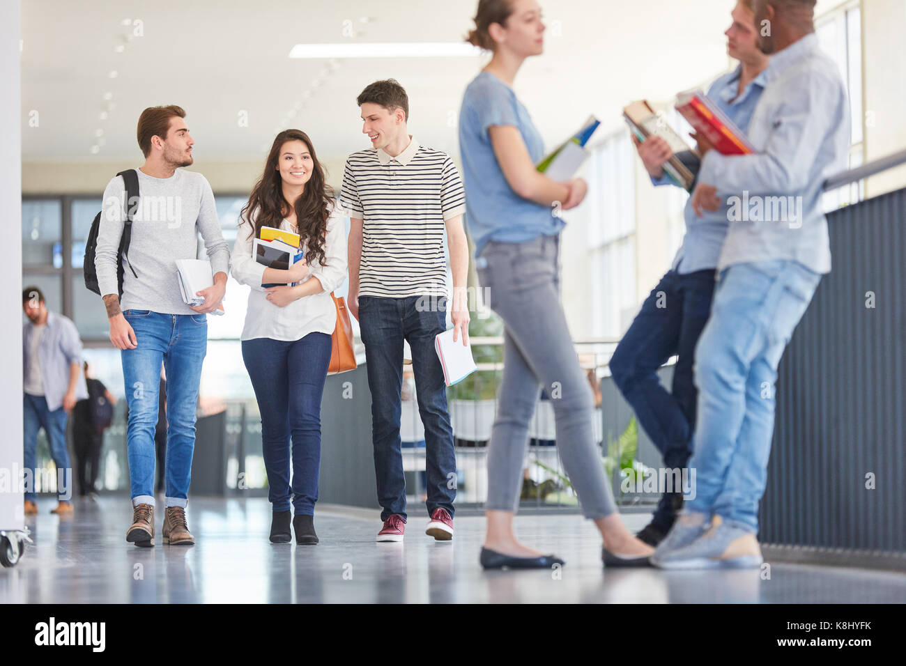 Les étudiants en université au cours de pause s'amuser Banque D'Images