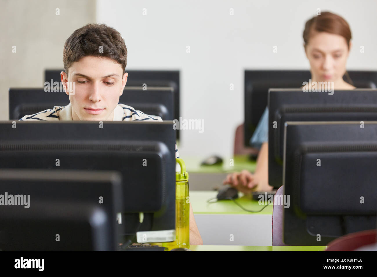 Les étudiants en cours d'informatique à l'université atelier de formation Banque D'Images