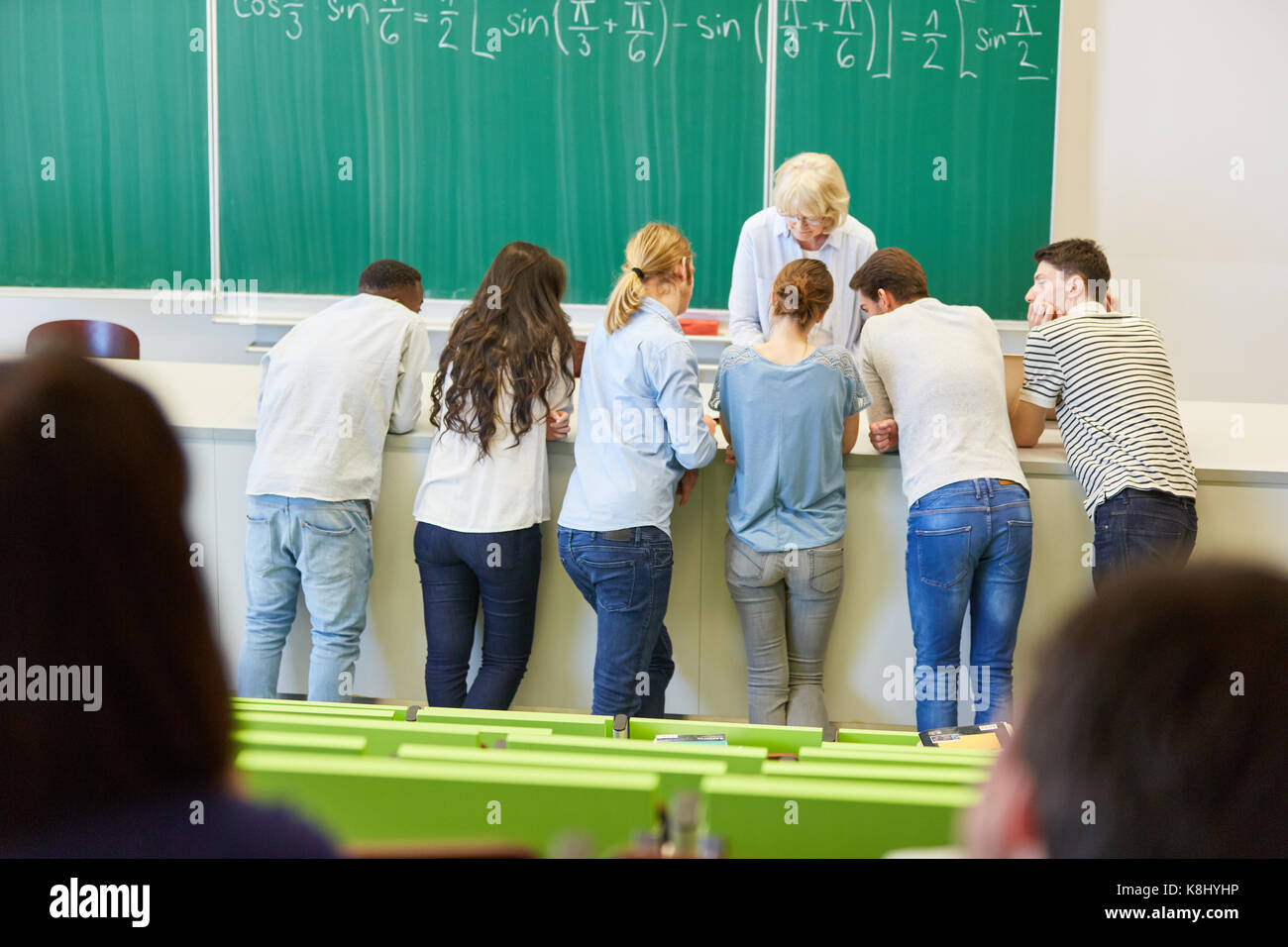 Les élèves à l'atelier d'en apprendre davantage sur le travail d'équipe et la coopération dans l'uni Banque D'Images