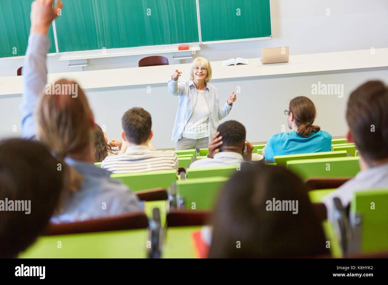 Répondre à l'étudiant en question de l'enseignant à l'université de classe Banque D'Images