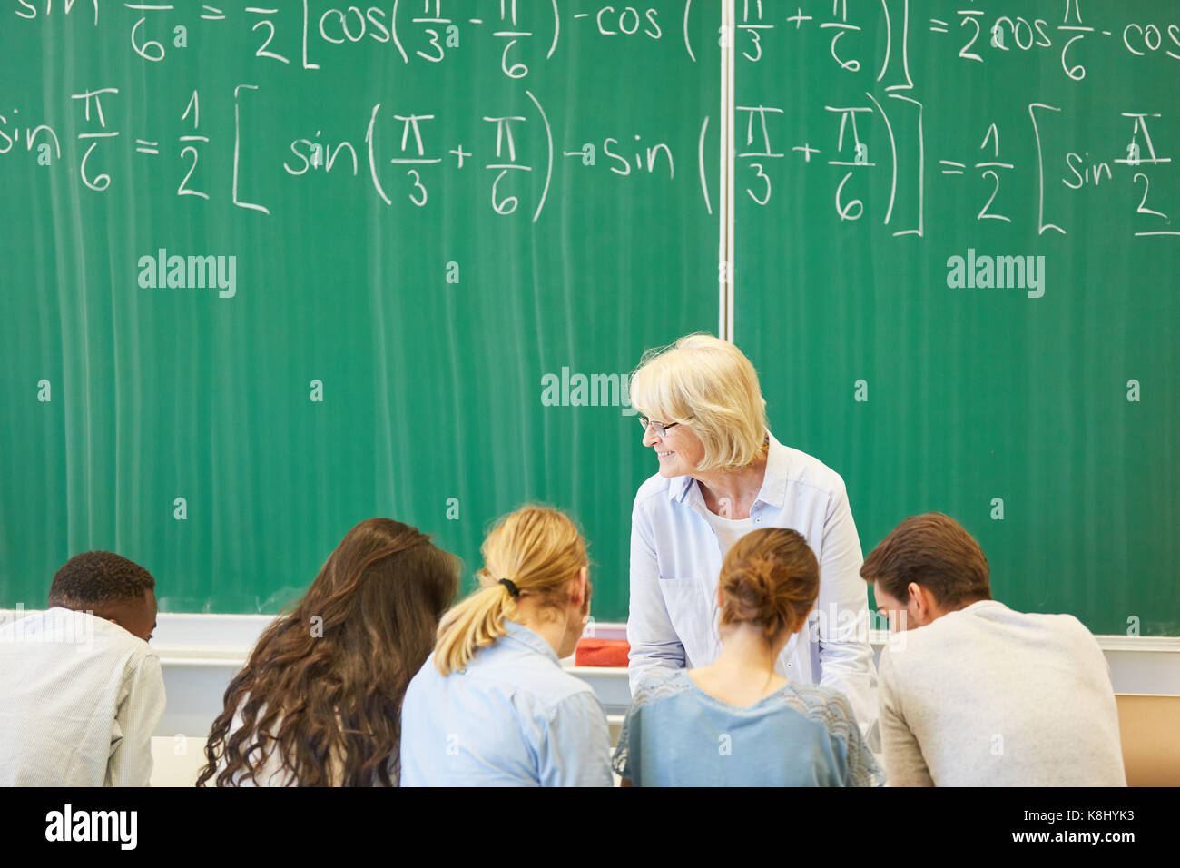 Les élèves en équipe et workiing en savoir plus sur le travail de groupe Banque D'Images