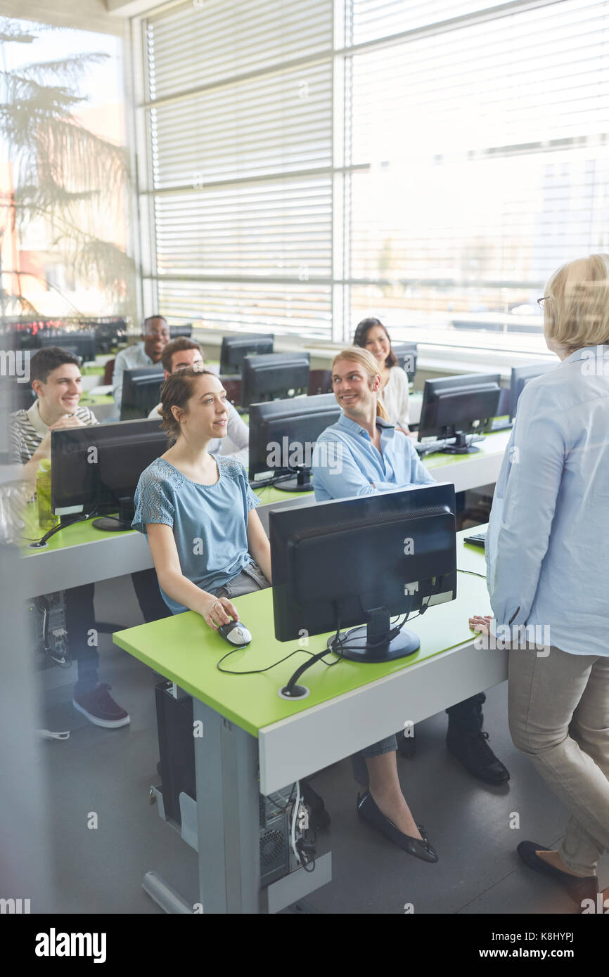 Les élèves apprennent en cours d'informatique à l'université ou au collège Banque D'Images
