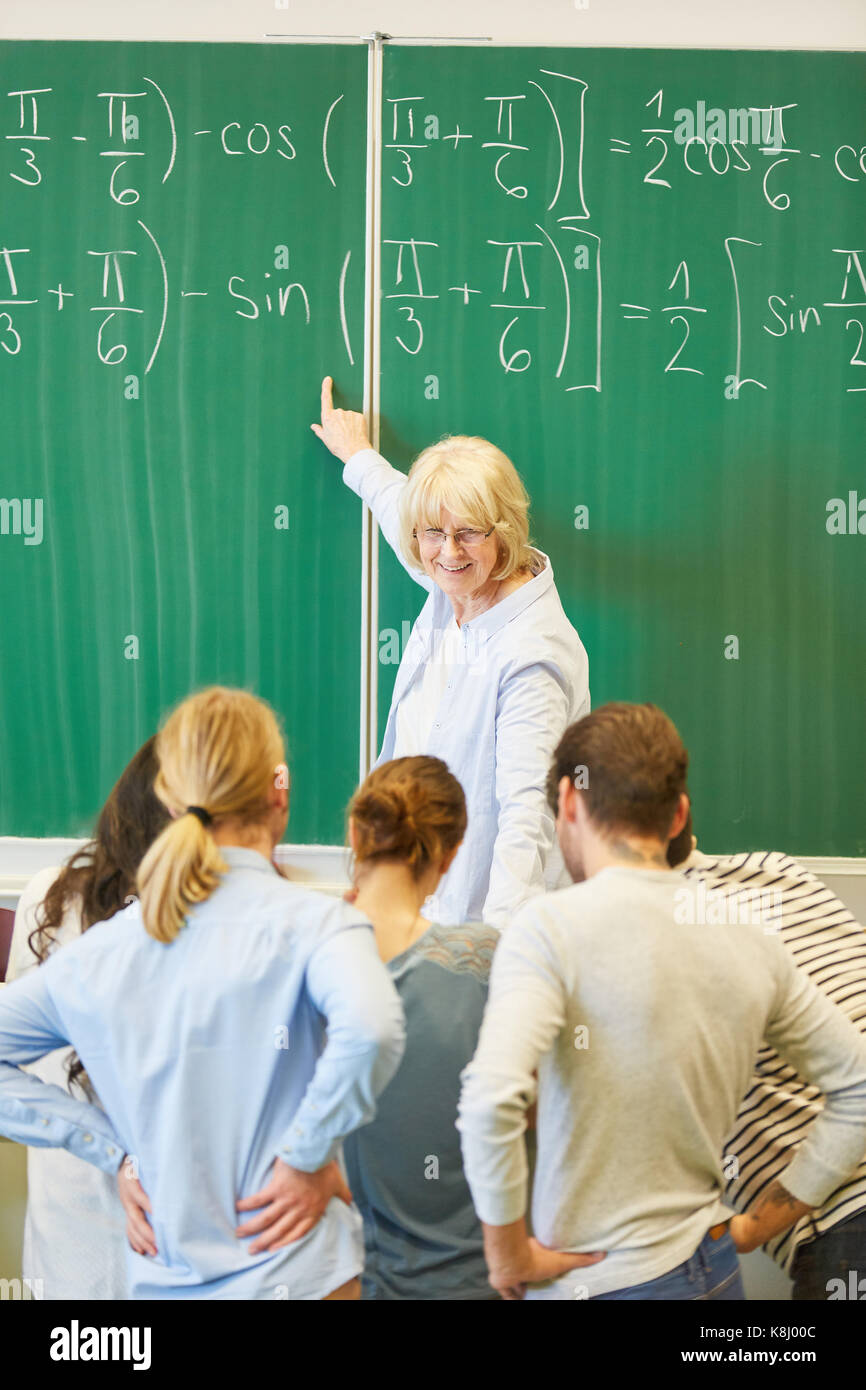 Leçons de mathématiques sur tableau avec l'enseignant et les élèves Banque D'Images