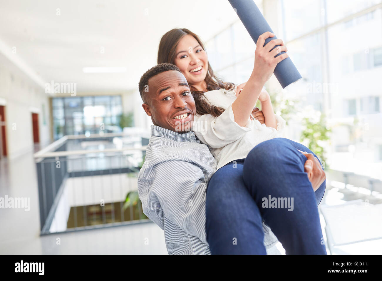 Heureux couple interracial célébrer l'achèvement d'un diplôme universitaire Banque D'Images