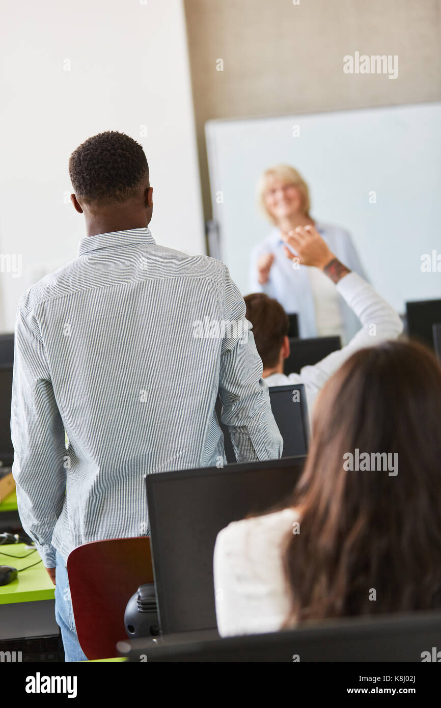 Les élèves ou les élèves apprennent en classe avec l'enseignant séminaire Banque D'Images