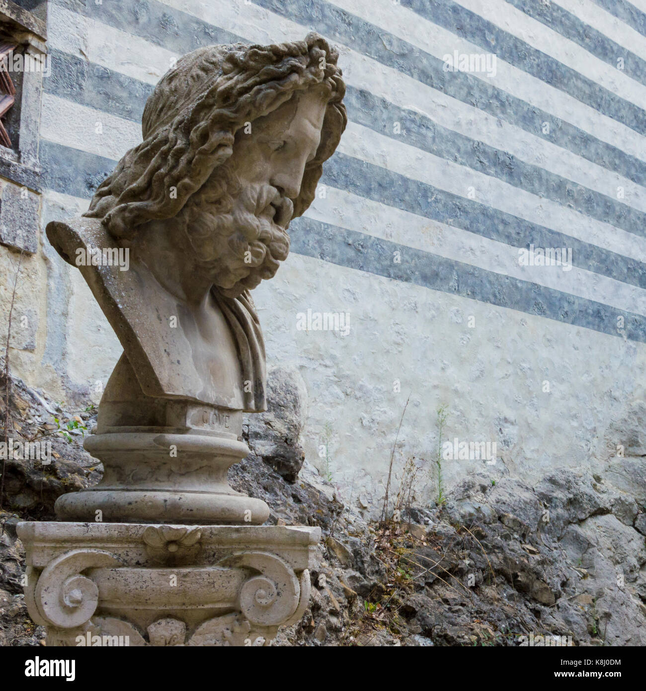 Buste de Zeus, roi des dieux, avec fond à rayures Banque D'Images
