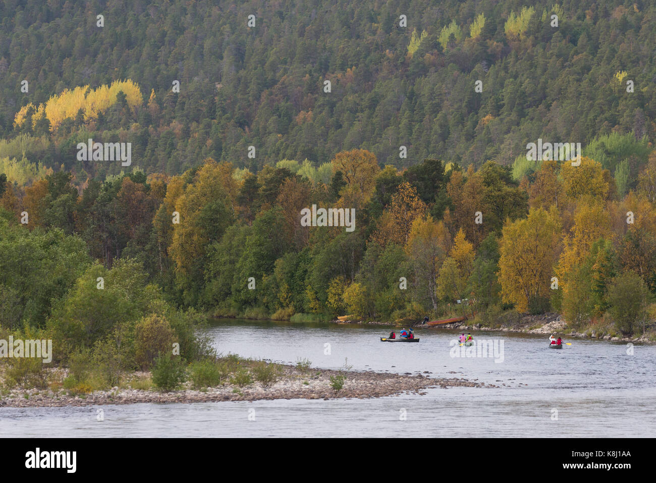 La pagaie canoë les touristes sur la rivière Alta sur une belle journée d'automne Banque D'Images